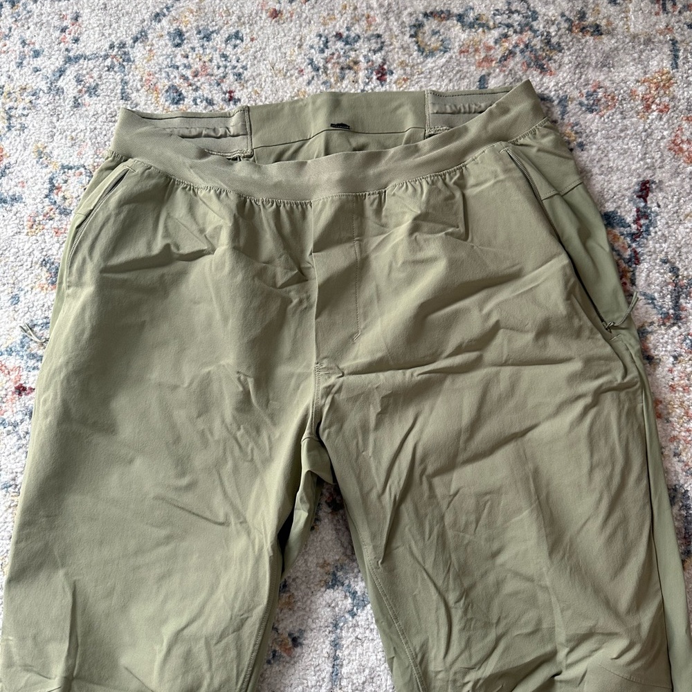 Lulu surge hybrid pant light green